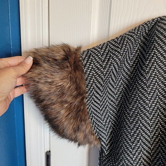 Tashon Women's Woven Chevron Faux Fur Poncho Coverup One Size Black White Hi Lo - Picture 4 of 10